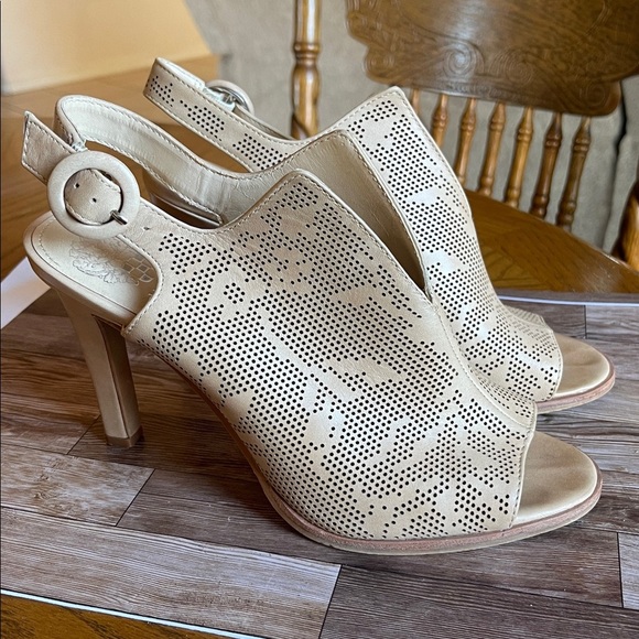 Vince Camuto Tan Perforated Sandals - Picture 2 of 8